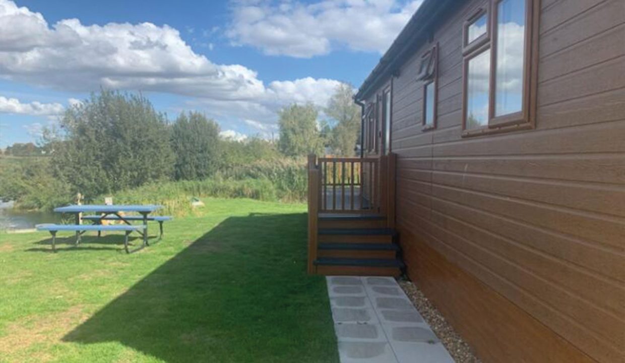 Plot-4-Stacey-Twin-Lodge-32x20-outside-4